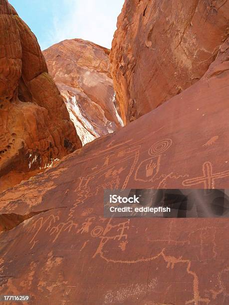 Petroglyphs - zdjęcia stockowe i więcej obrazów Akwaforta - Akwaforta, Bez ludzi, Brązowy