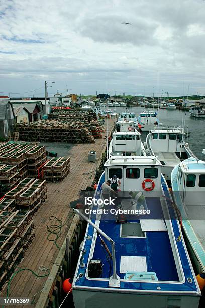 Barche Da Pesca Ancorate Nel Porto - Fotografie stock e altre immagini di Acqua - Acqua, Adulto, Affari