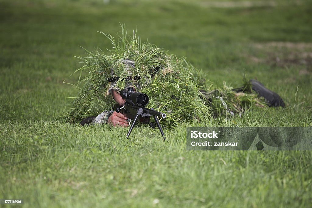 Foto de Camuflados Sniper e mais fotos de stock de Caça - Caça, Caçador -  Papel Humano, Cobrindo - iStock