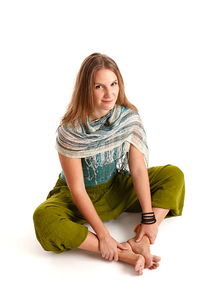 Jeune femme assise dans la posture du Yoga - Photo