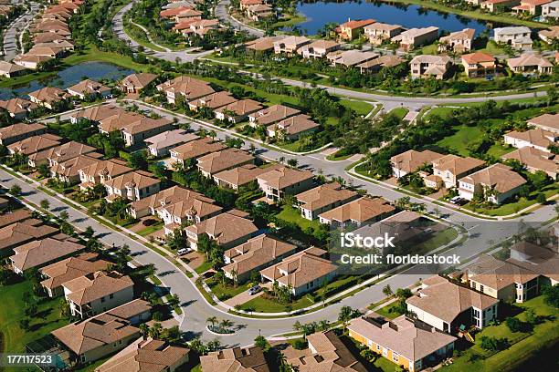 Vista Aérea De Los Suburbios De La Zona Residencial Del Sur De Florida Foto de stock y más banco de imágenes de Florida - Estados Unidos