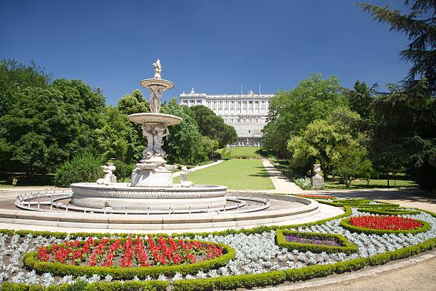 마드리드 파운턴 palace at 캄포 델 모로어 스톡 사진