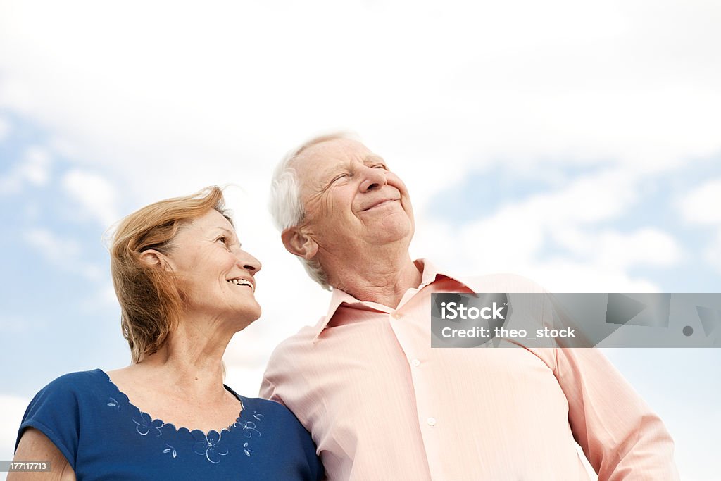 Senioren vor Wolken 2 - Lizenzfrei Entspannung Stock-Foto