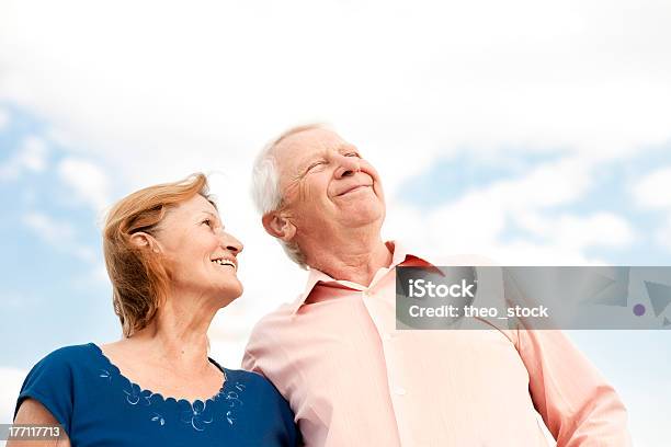 Senioren Vor Wolken 2 Stockfoto und mehr Bilder von Entspannung - Entspannung, Seniorenpaar, Sommer