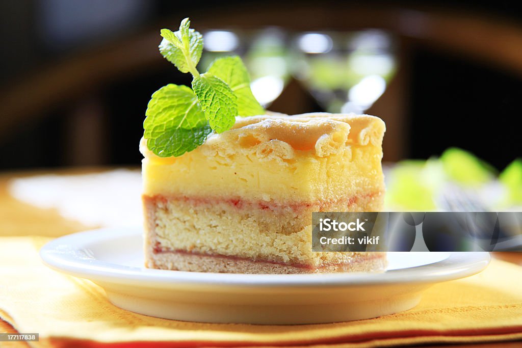 Morceau de gâteau au rhum et ensoleillée - Photo de Confiture libre de droits