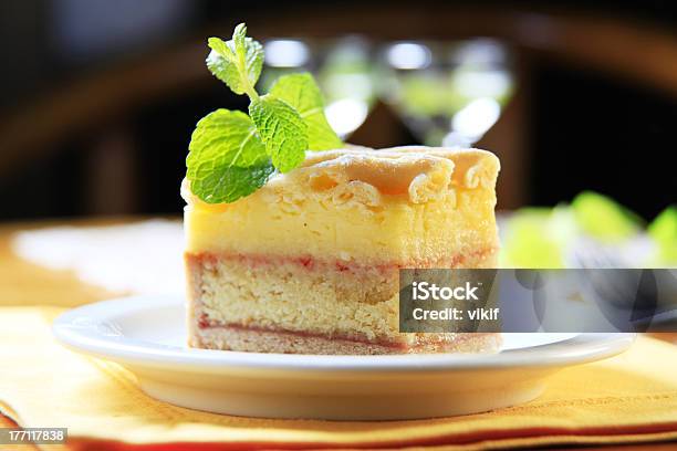 Fetta Di Torta Al Pan Di Spagna Imbevuta Di Rum - Fotografie stock e altre immagini di Crema pasticcera - Crema pasticcera, Marmellata, Vaniglia - Spezia