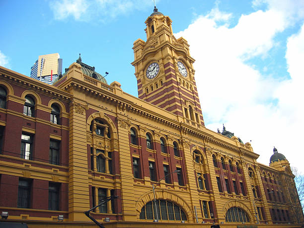 dworzec kolejowy w melbourne - melbourne australia clock tower clock zdjęcia i obrazy z banku zdjęć