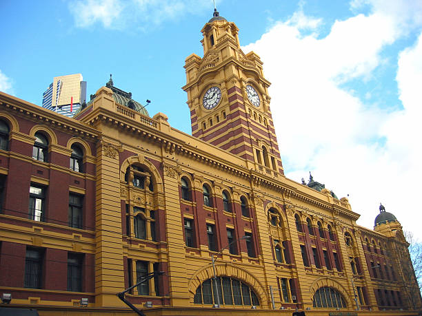 estação de trem de melbourne - melbourne australia clock tower clock - fotografias e filmes do acervo