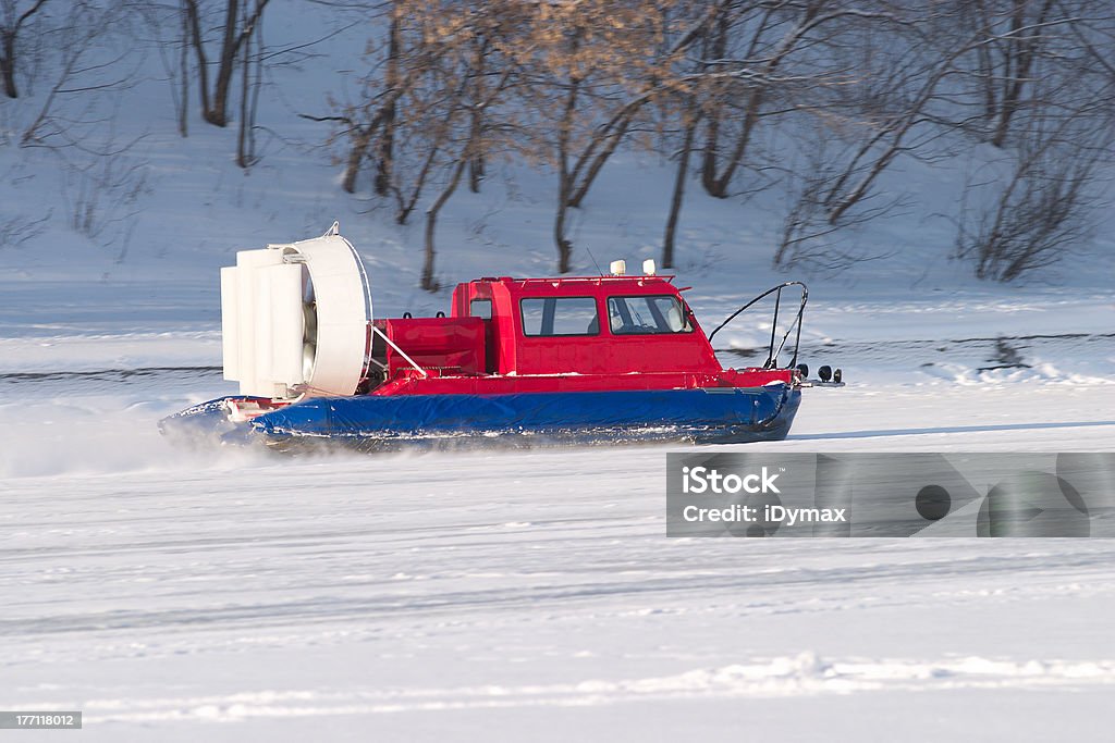 Rescue patrol-Service Fahrten mit dem Schneemobil schnell auf gefrorenen Fluss - Lizenzfrei Aktivitäten und Sport Stock-Foto