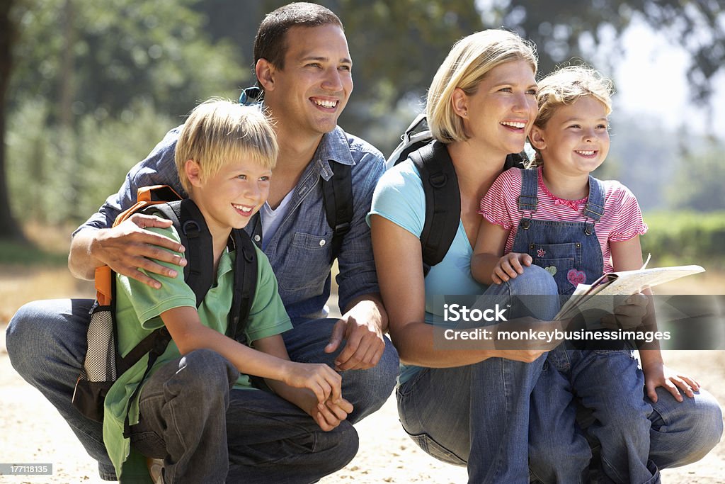 Giovane famiglia sulla passeggiata del paese - Foto stock royalty-free di Camminare