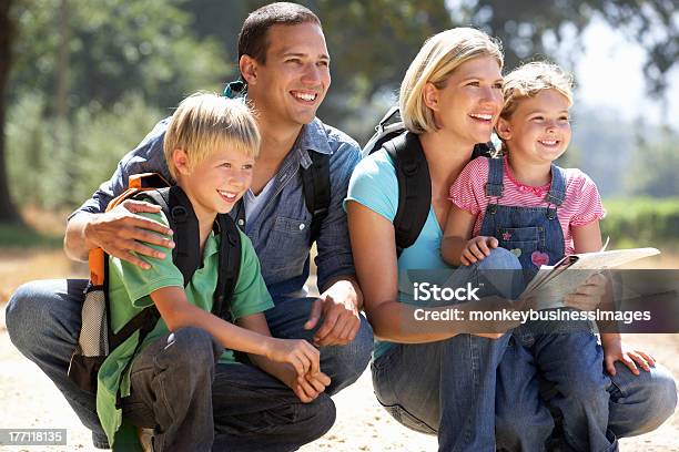 Giovane Famiglia Sulla Passeggiata Del Paese - Fotografie stock e altre immagini di Camminare - Camminare, Famiglia, Leggere