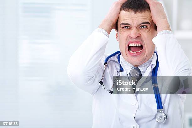 의사는 스트레스 의사에 대한 스톡 사진 및 기타 이미지 - 의사, 불쾌한, 샐쭉한