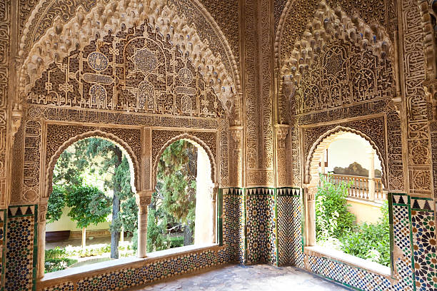 alhambra de granada. corte del vestibolo - ancient arabic style arch architecture foto e immagini stock