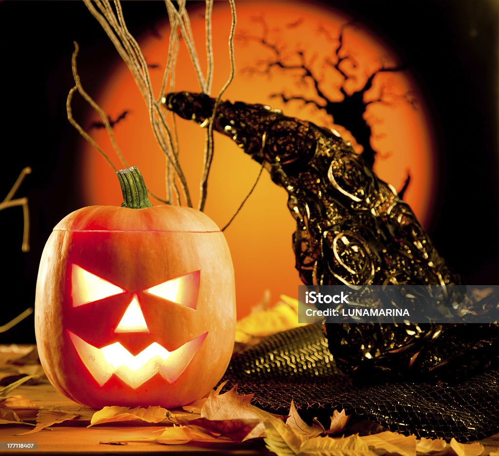Хэллоуин Тыква на осень листья оранжевый - Стоковые фото Американская культура роялти-фри
