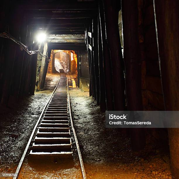 Foto de Poço De Mina Com Trem e mais fotos de stock de Adega - Característica arquitetônica - Adega - Característica arquitetônica, Calabouço, Catacumba