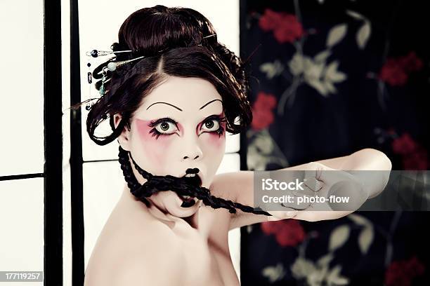 Retrato De Una Hermosa Chica En Estilo Blanco Geisha Foto de stock y más banco de imágenes de A la moda
