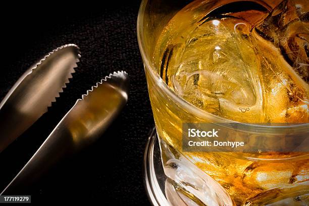 Whisky Con Hielo Foto de stock y más banco de imágenes de Bebida alcohólica - Bebida alcohólica, Comidas y bebidas, Cubito de Hielo