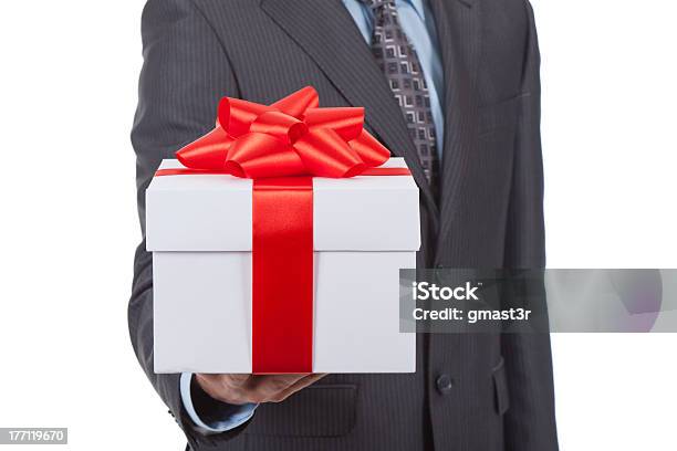 Business Man Con Caja De Regalo Foto de stock y más banco de imágenes de Dar - Dar, Negocio, Agarrar