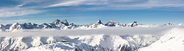 cabana de esqui na áustria com panorama da montanha. - skiurlaub imagens e fotografias de stock