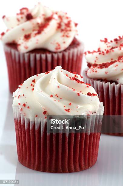 Cupcakes Veludo Vermelho - Fotografias de stock e mais imagens de Bolinho - Bolinho, Bolo - Sobremesa, Branco