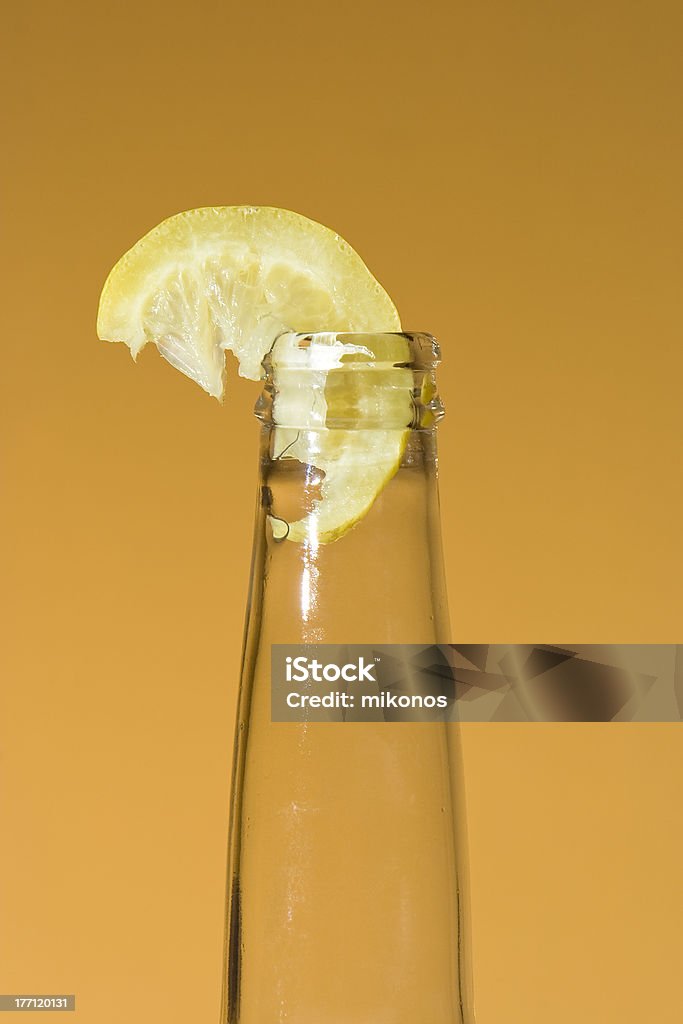 Bottiglia con fetta di limone - Foto stock royalty-free di Alchol