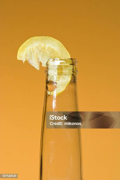 Bottiglia Con Fetta Di Limone - Fotografie stock e altre immagini di Alchol - Alchol, Arancione, Bibita