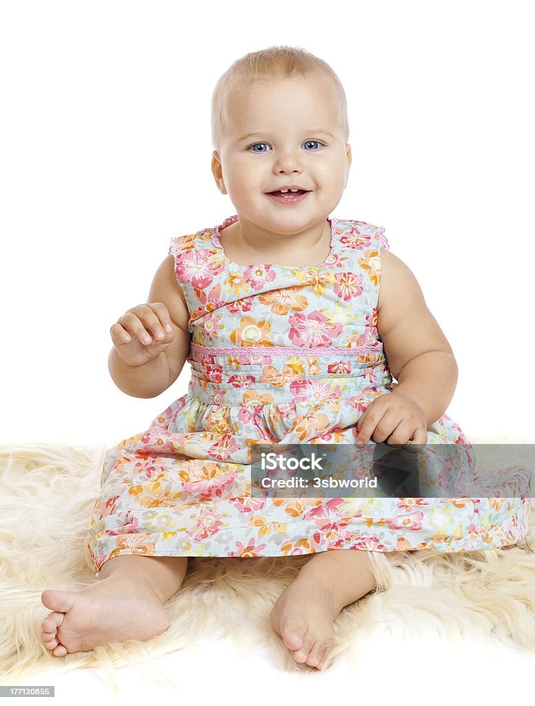 Souriant bébé assis sur le tapis à poils - Photo de 12-17 mois libre de droits