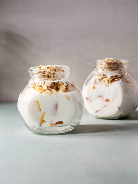 müsli und joghurt mit frischen früchten im glas. granola. hausgemachtes müsli mit joghurt und frischen früchten. - yogurt jar cream milk stock-fotos und bilder