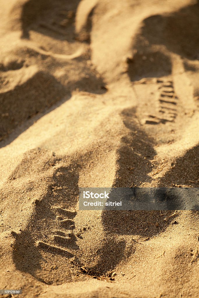 Piasek ślady właśnie małżeństwem na plaży - Zbiór zdjęć royalty-free (Fotografika)