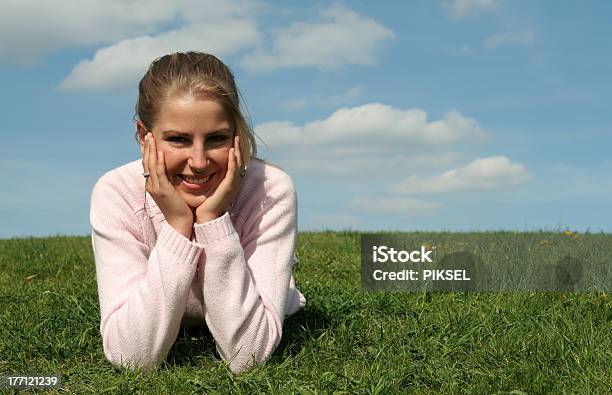 Девушка Лежать На Траве — стоковые фотографии и другие картинки Беззаботный - Беззаботный, Весна, Весёлый