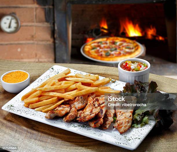 Frango Grelhado Com Batata Frita - Fotografias de stock e mais imagens de Almoço - Almoço, Batata Frita Francesa, Batatas Preparadas