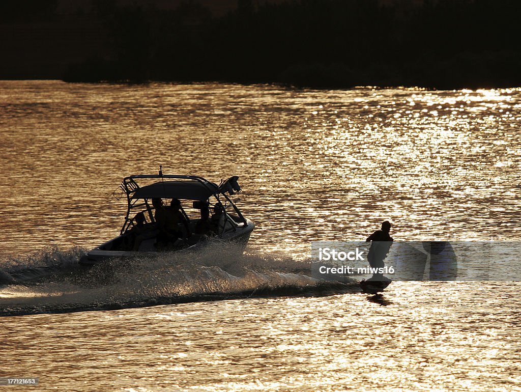 Ultima esecuzione del giorno (Wakeboarder - Foto stock royalty-free di Wakeboarding