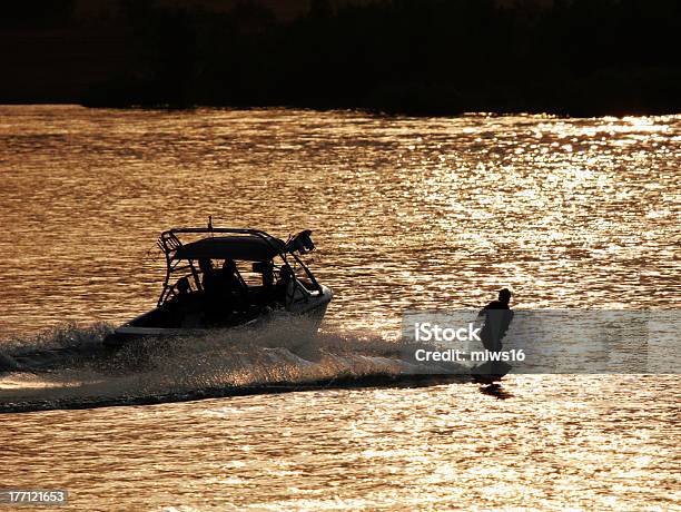 Ultima Esecuzione Del Giorno Wakeboarder - Fotografie stock e altre immagini di Wakeboarding - Wakeboarding, Mezzo di trasporto marittimo, Acqua