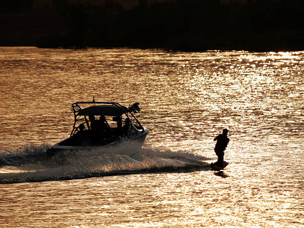 последний забег дня (wakeboarder - wakeboarding waterskiing water ski sunset стоковые фото и изображения