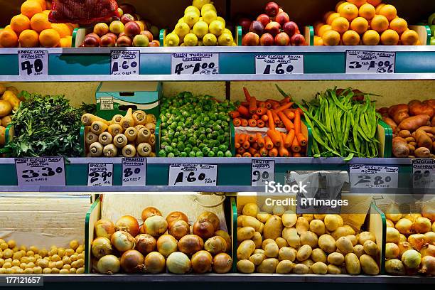 Foto de Mercado De Frutas E Legumes Frescos e mais fotos de stock de Comida - Comida, Gêneros alimentícios, Consumismo