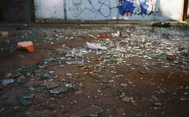 rotto bottiglie di - close up of a broken bottle, street foto e immagini stock