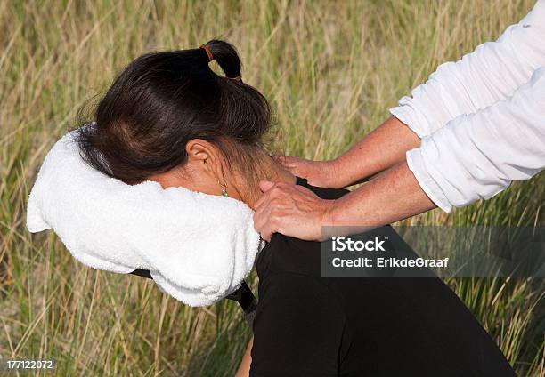 Massage Im Massagestuhl Stockfoto und mehr Bilder von Alternative Behandlungsmethode - Alternative Behandlungsmethode, Ameland, Berühren