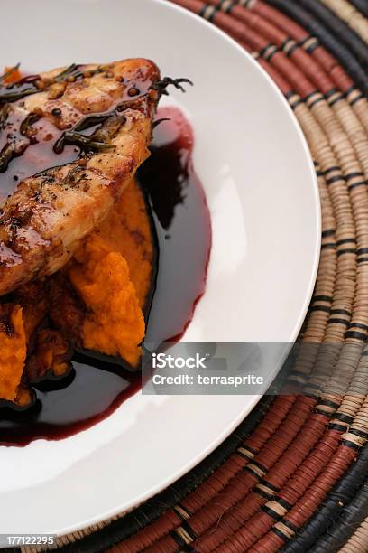 De Ternera Puré De Calabaza Y Salsa De Vino Tinto Foto de stock y más banco de imágenes de Alimento - Alimento, Bebida alcohólica, Carne