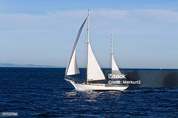 Photo libre de droit de Voilier Coupes Dans Leau Sur La Côte De Long Beach En Californie banque d'images et plus d'images libres de droit de Spinnaker