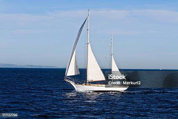 帆船カットの水をオフの海岸カリフォルニア州ロングビーチ - スピンネーカーのストックフォトや画像を多数ご用意 - スピンネーカー, アメリカ合衆国, カリフォルニア州