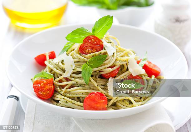 Spaghetti Z Pesto I Pomidory - zdjęcia stockowe i więcej obrazów Bazylia - Bazylia, Bez ludzi, Biały