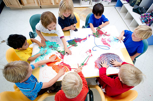 crianças pintando juntas - preschool child craft preschooler - fotografias e filmes do acervo