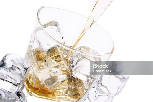 Frío Vaso De Alcohol Foto de stock y más banco de imágenes de Whisky - Whisky, Echar, Hielo