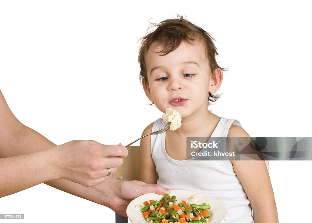 Petit garçon dégustation de Salade de légumes - Photo de Aliment libre de droits