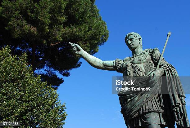 Foto de Romaestátua Di Ottaviano e mais fotos de stock de Augusto César - Augusto César, Templo de Vespasian, Estátua