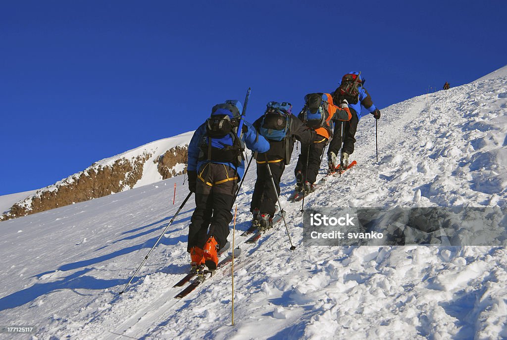 Per gli scalatori di una montagna a piedi - Foto stock royalty-free di Abbigliamento