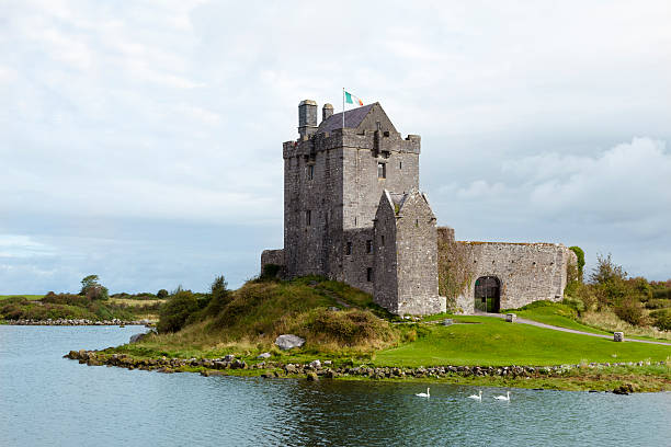 kinvara s castle. en irlande - kinvara photos et images de collection