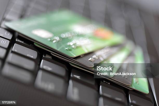 Kreditkarten Auf Computertastatur Stockfoto und mehr Bilder von Bankgeschäft - Bankgeschäft, Bankkarte, Bezahlen