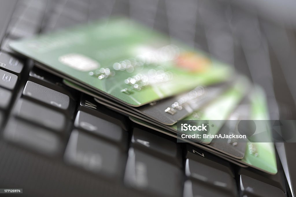 Cartões de crédito no teclado do computador - Royalty-free Atividade Comercial Foto de stock