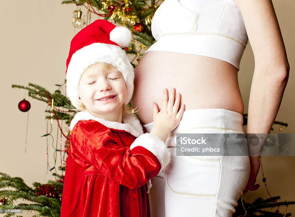 여자아이 그리고 딸의 임신 구슬눈꼬리 크리스마스 때 - 로열티 프리 2명 스톡 사진